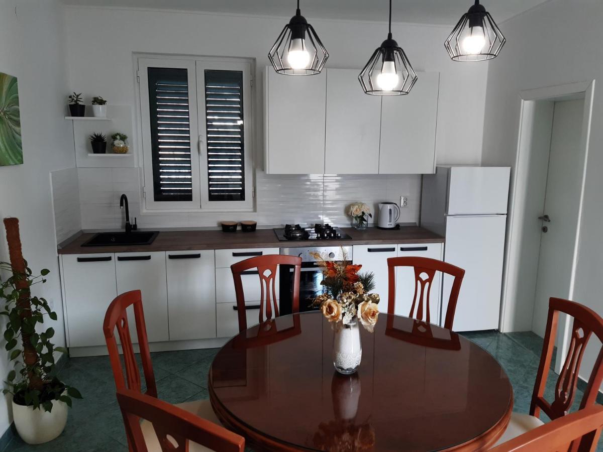Apartments By The Sea Pag - 16100 พาก ภายนอก รูปภาพ